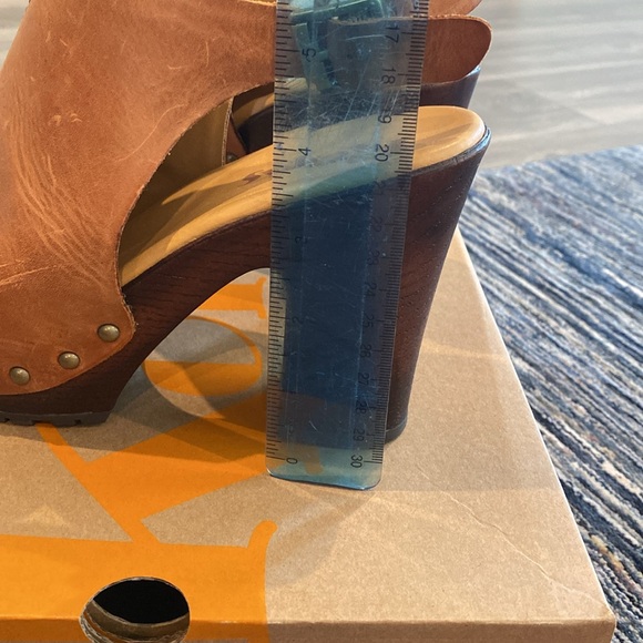 Korks Tan/Carmel Clog - Picture 2 of 5